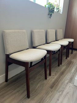 Slightly used dining room chairs x4