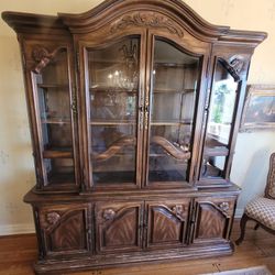 BEAUTIFUL FINE CHINA CABINET 