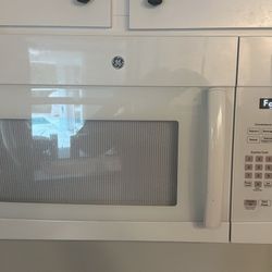 White Microwave Like New 