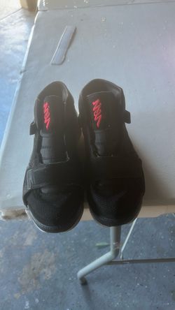 Basketball shoes