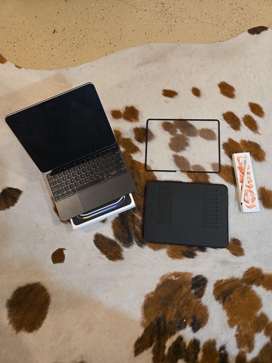 iPad Pro 13 inch M4 - 1TB - Cellular - w/ Magic Keyboard and Extras!