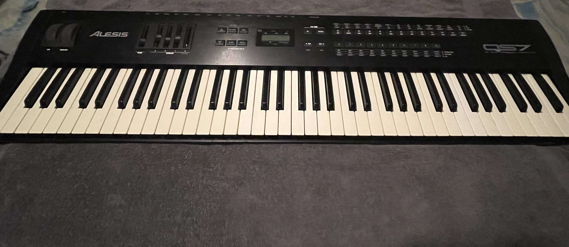 Alesis Qs7 