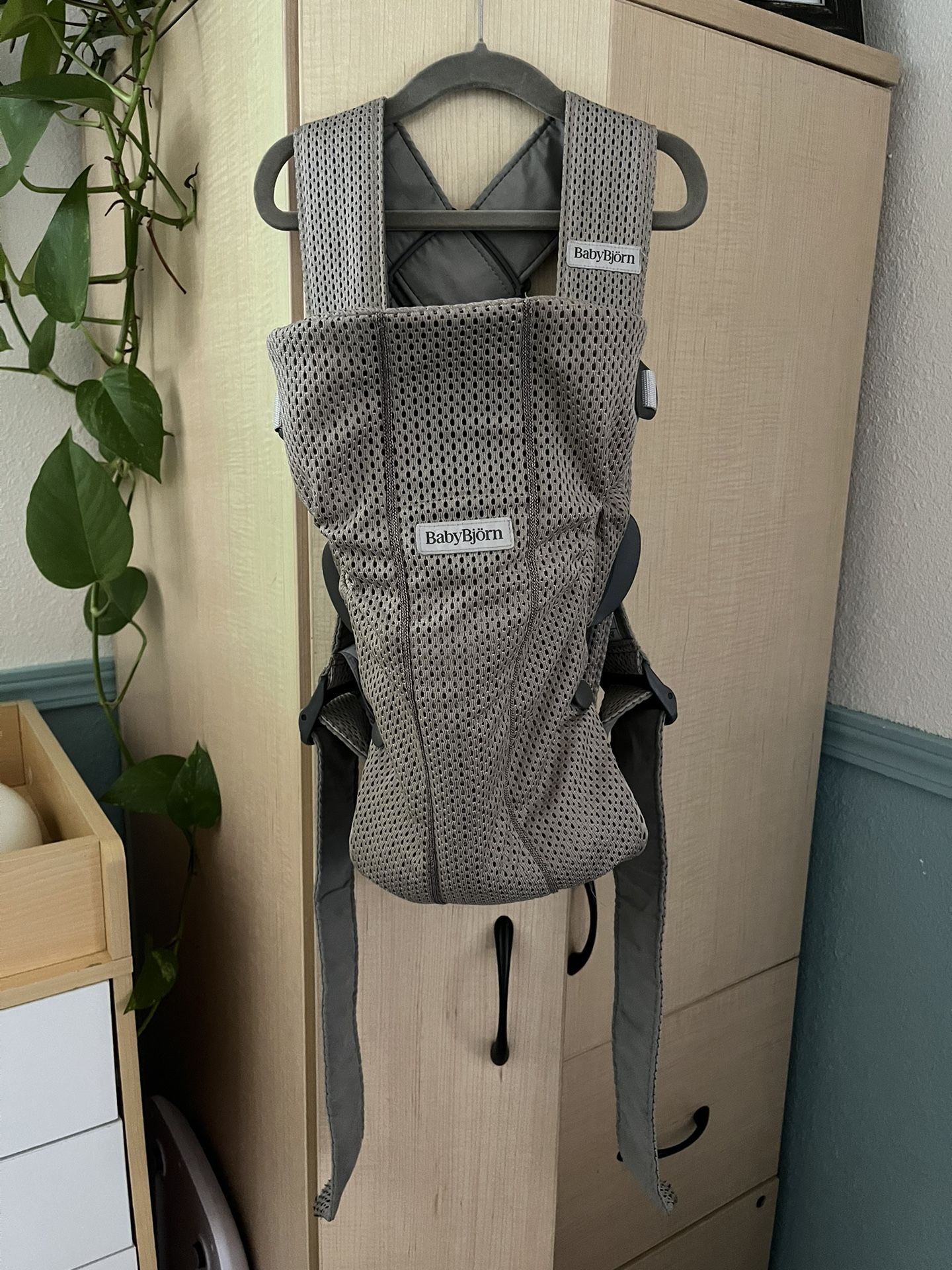 BabyBjörn Baby Carrier Mini, Gray Beige, 3D Mesh Newborn Carrier (7-25 lbs)