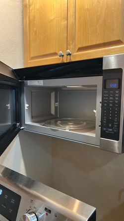 Over the range Whirlpool Microwave