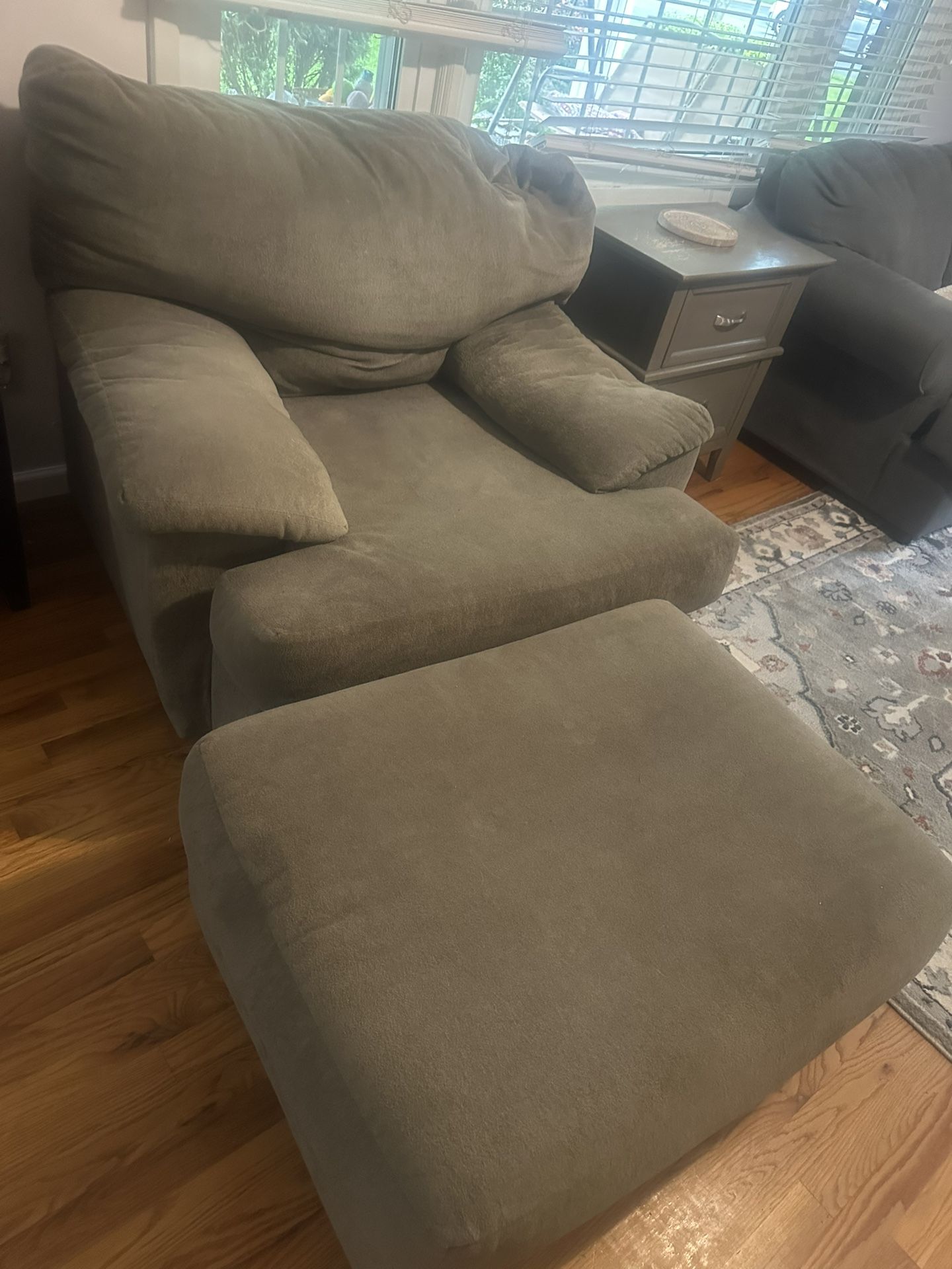 Oversized Comfy Chair With Ottoman
