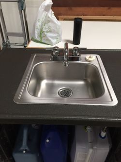 Portable self contained sink