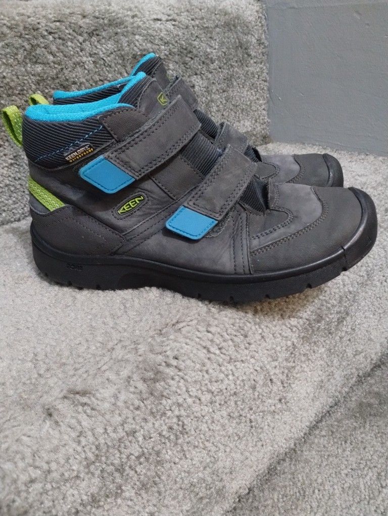 Kids KEEN Size 5