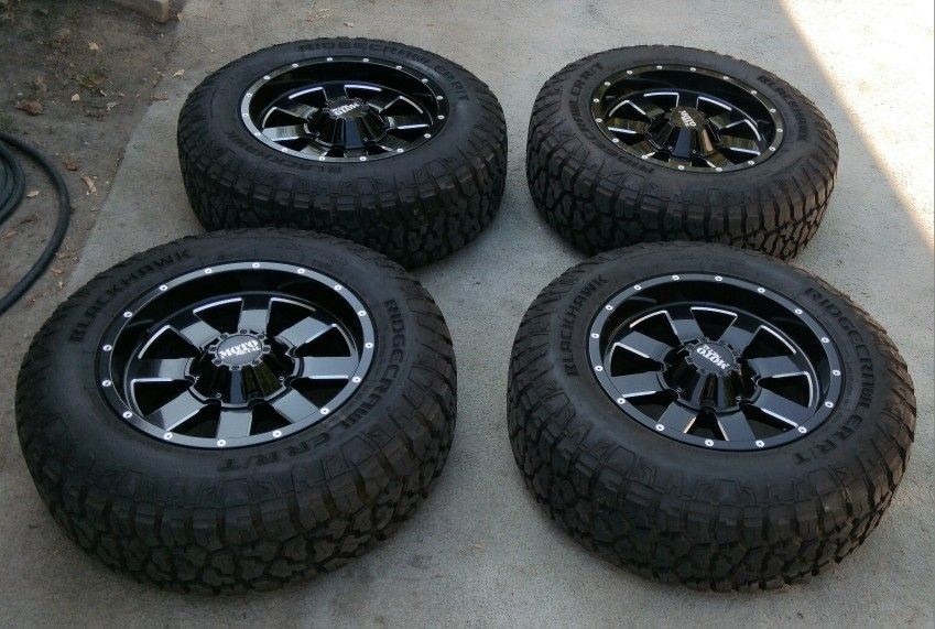 Moto Metal MO962 6 Lug Wheels With 255/70r18 Rt Tires