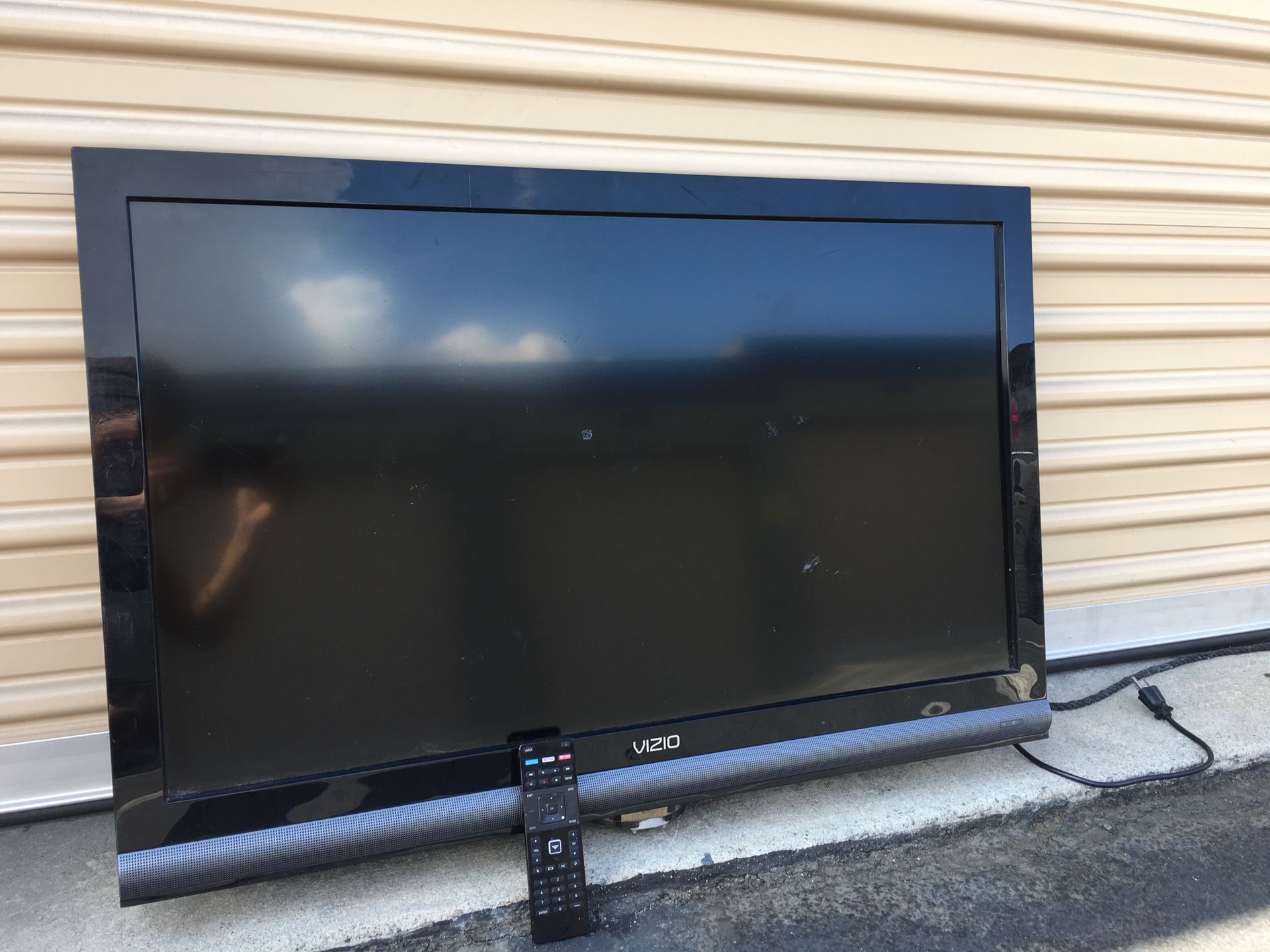 2010 42” Vizio TV + Wall Mount + Remote