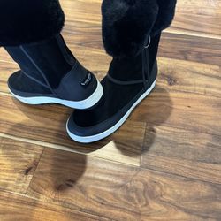 Size 11 Women’s Snow Boots