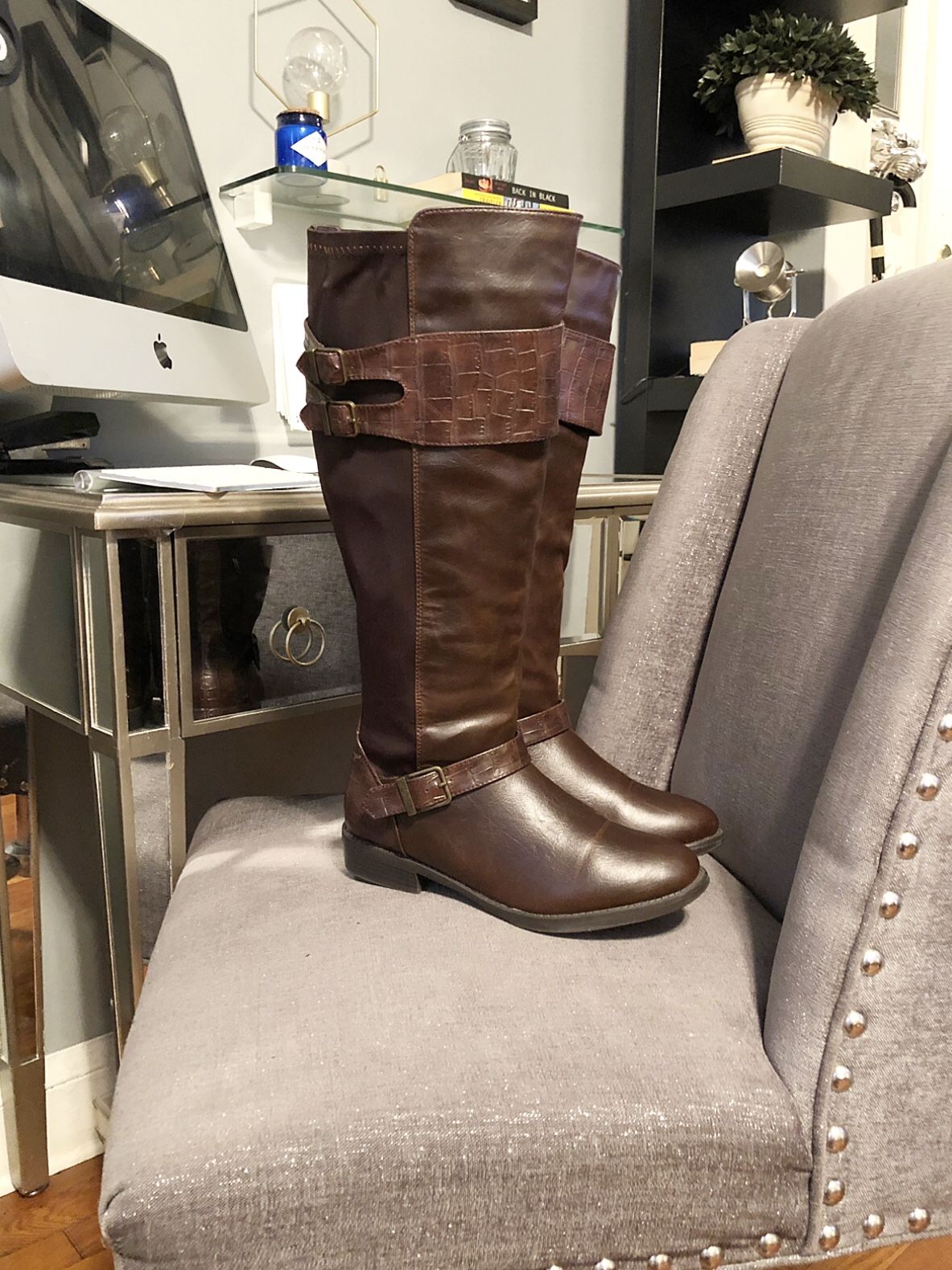 Women’s Avenue riding boots paid $68 size 8 Mid calf boot. Brand new excellent condition. Have stretch material on back of the boots.