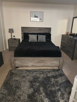 Queen bedroom set and TV 65”