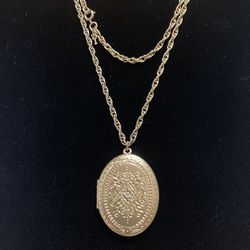 Locket Gold Tone With Chain