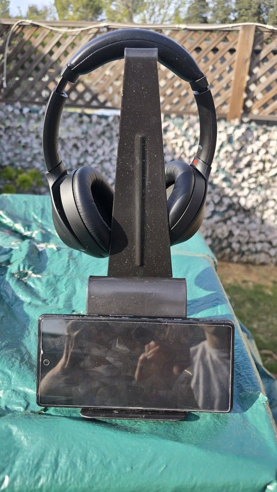 Headphone/Cellphone Stand
