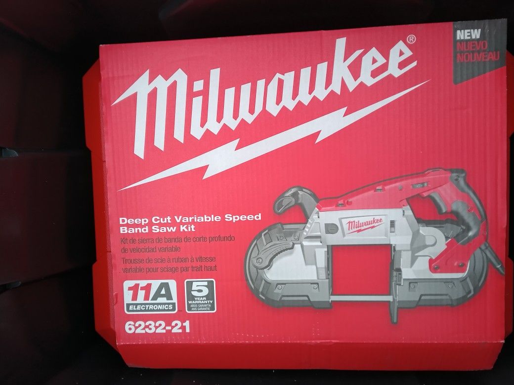 Milwaukee Deep Cut Variable Speed Band Saw Kit