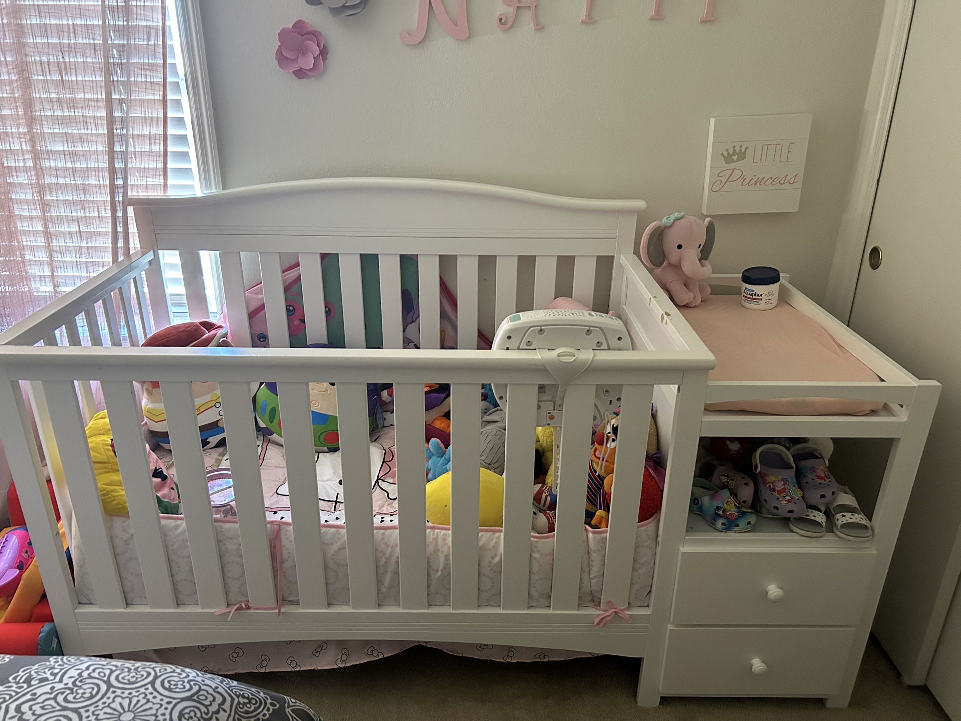 white baby Crib