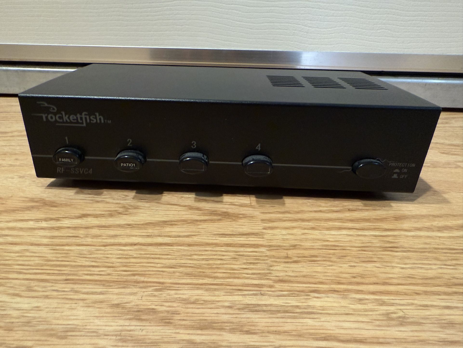   Rocketfish RF-SSVC4 Speaker Selector (Like New) 