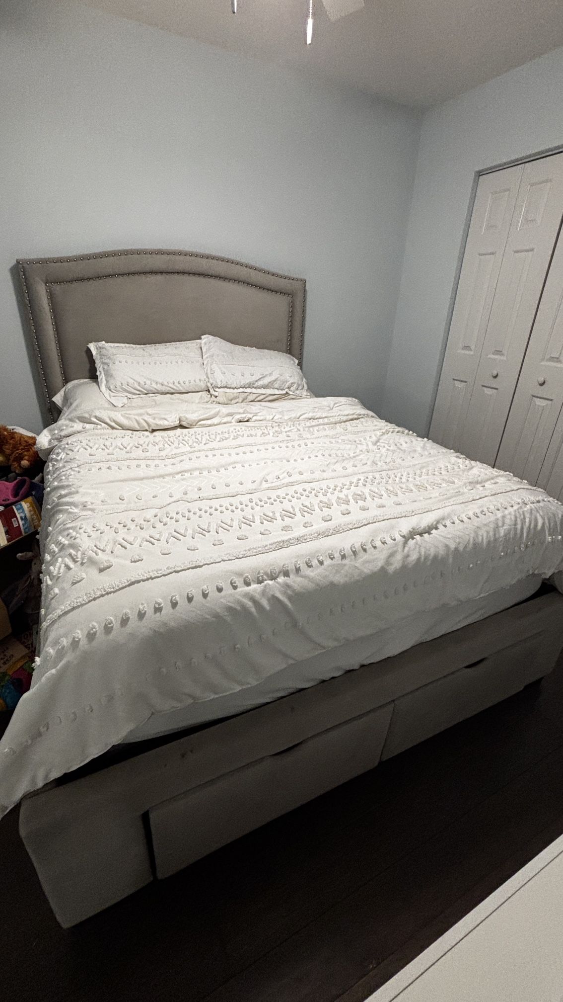 QUEEN BED no Mattress 