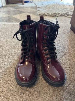 Soda women’s lace up combat boots red