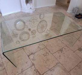Seamless glass coffee table