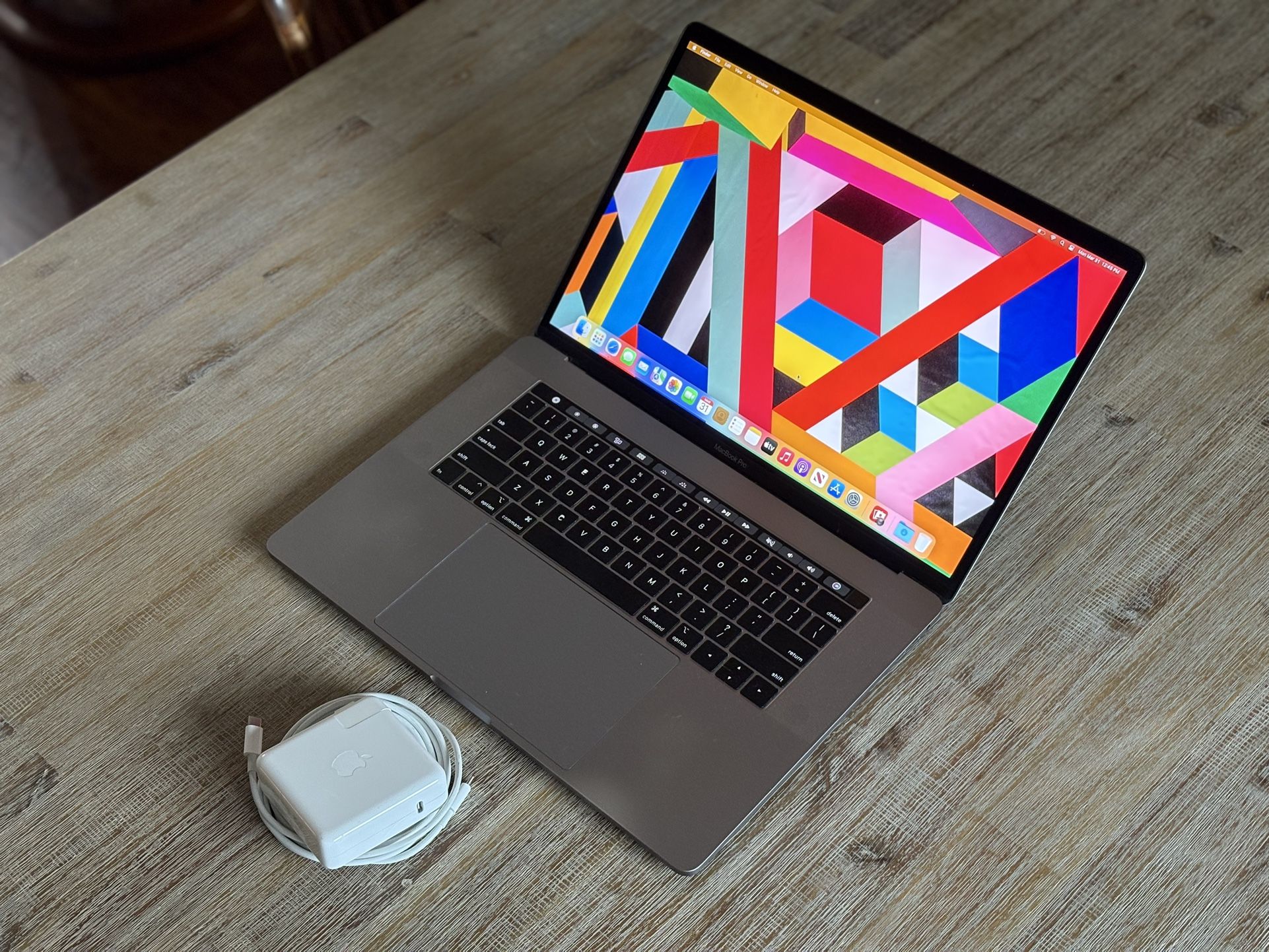 15” MacBook Pro (6Core) i7 - 512gb SSD - 16gb RAM
