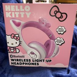 Hello  Kitty Bluetooth Wireless Light Up Headphones-New In Box