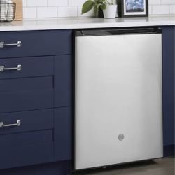 Like New GE Built In Mini Fridge With Freezer