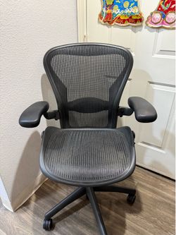 Herman miller Aeron ( SIZE B ) Office Chair !!