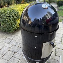 Great condition 18 in. Smokey Mountain Charcoal Cooker Smoker in Black with Cover and Built-In Thermometer