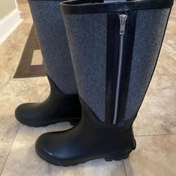 Fashionable midcalf gray rain/snow boots with outer zipper enclosure. Size-7