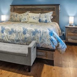 King size bed w/matching night stands