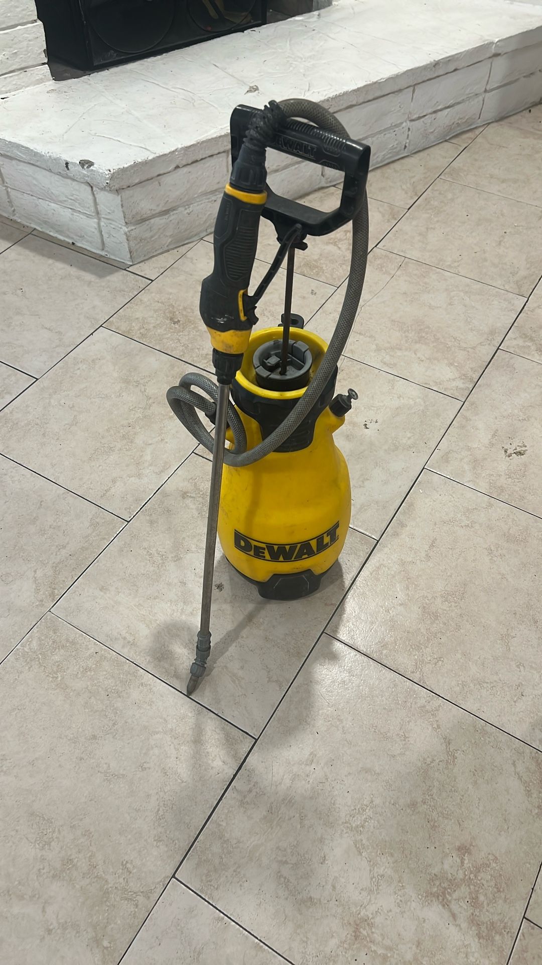 Dewalt Pump Sprayer- 2 Gallon