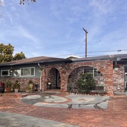 Garage Sale – We’ve Got Gadgets & Gizmos A‑Plenty!