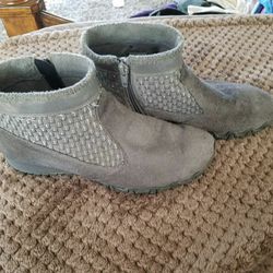 Sketchers young girls boots