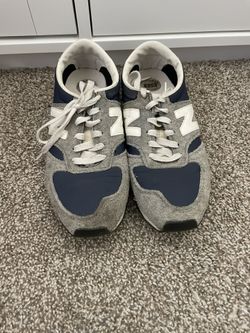 Woman’s New Balance 420 Sneakers Size 8.5