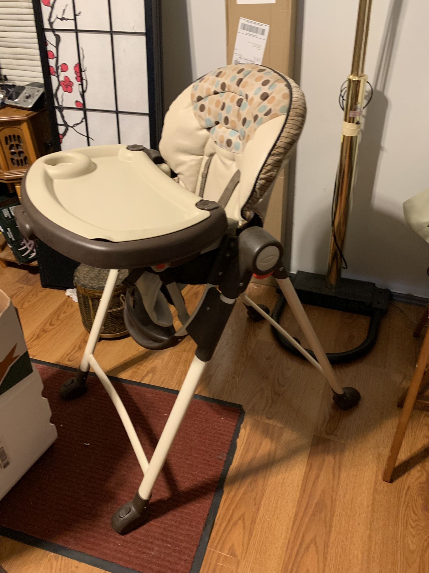 Graco baby high chair (beige)