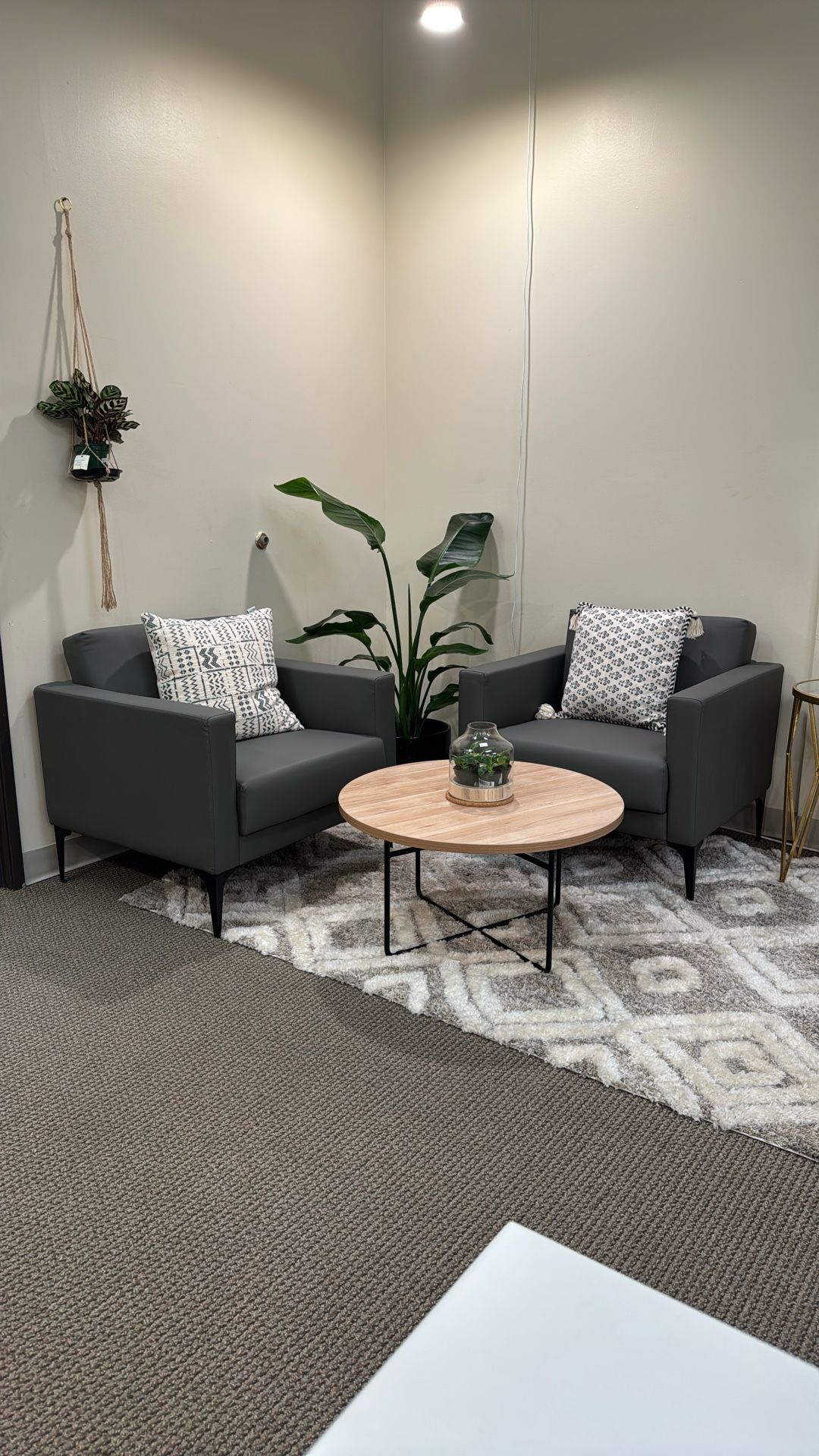 The Enzo Modern Lounge Chair | Office Seating