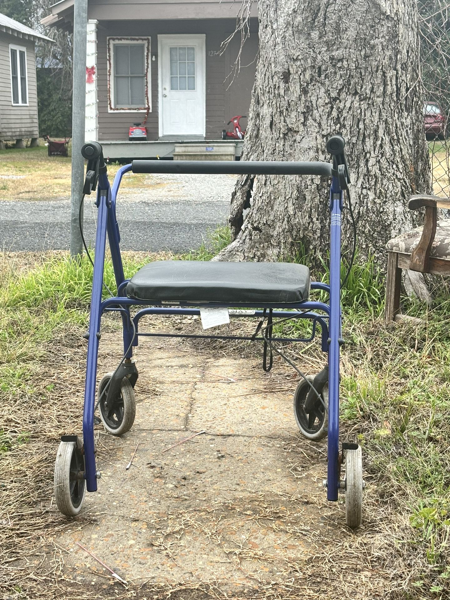 Walker with seat (Brakes don’t work)