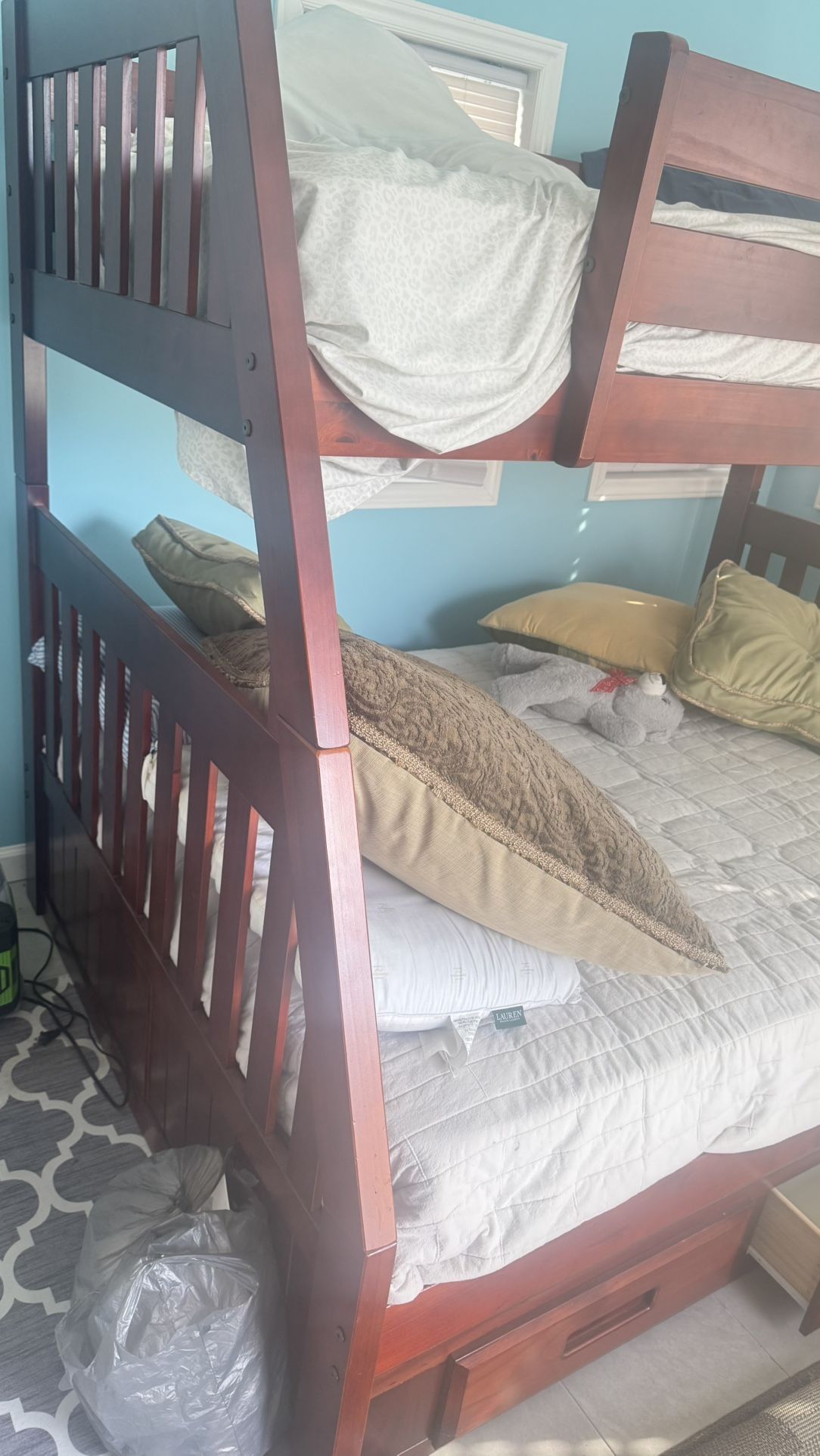 Twin-over-full bunk beds, with mattress included, esta como nuevo casi no se uso