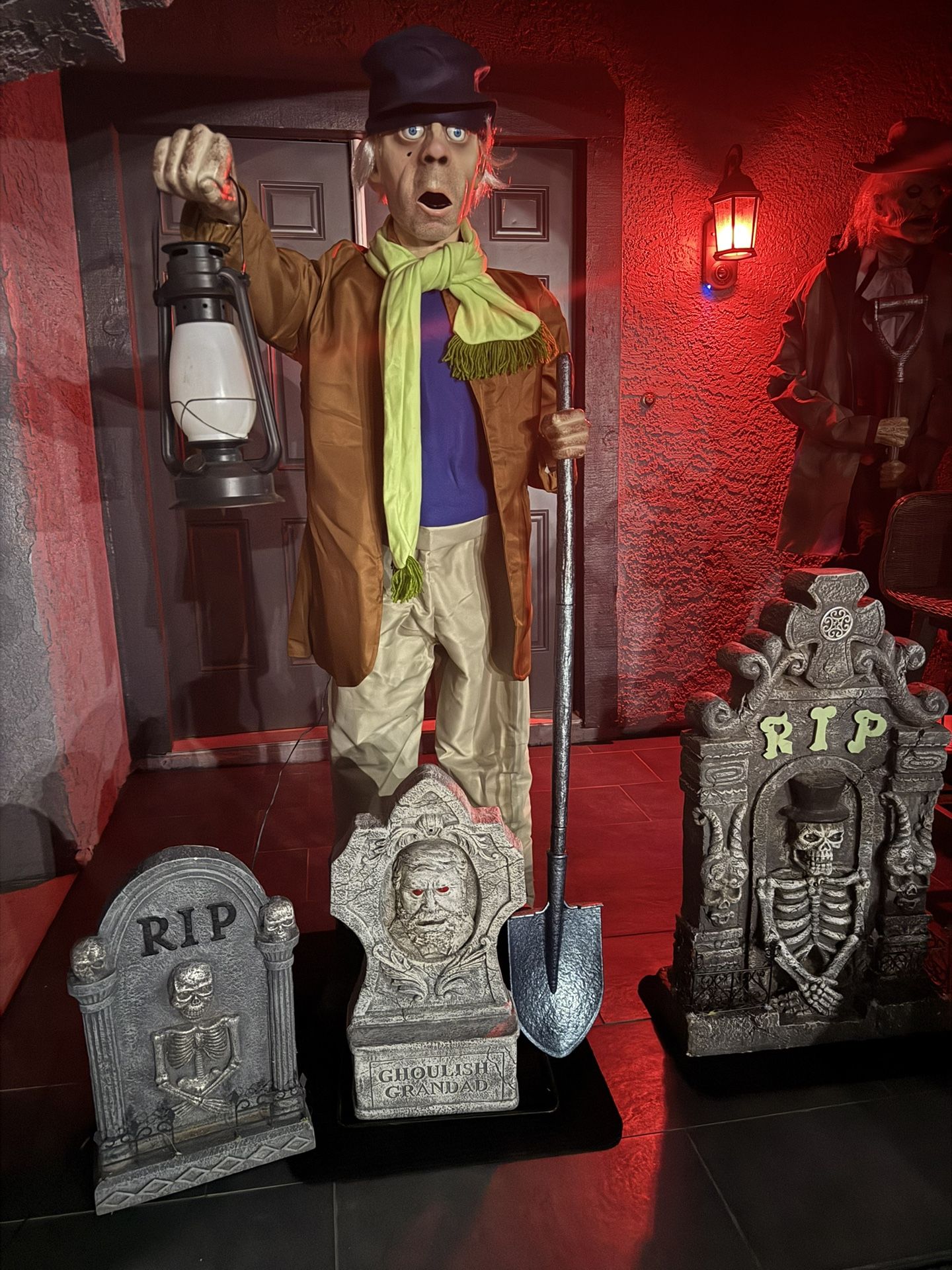 Halloween Disney The Haunted Mansion Life-Size Caretaker 6ft Animatronic.