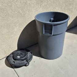 Rubbermaid 44 Gal Trash Bin With Roller