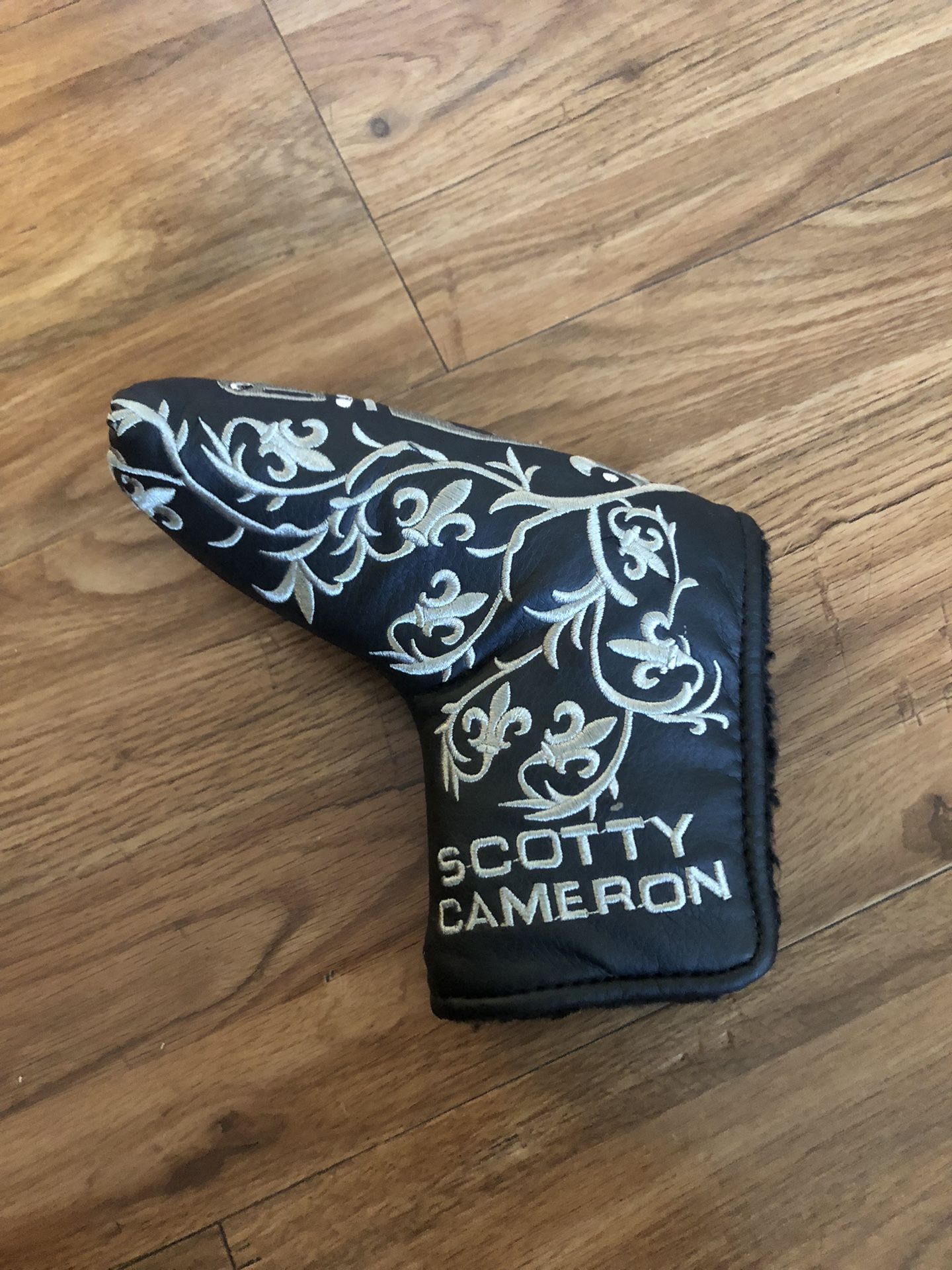 Scotty Cameron skull lily headcover black