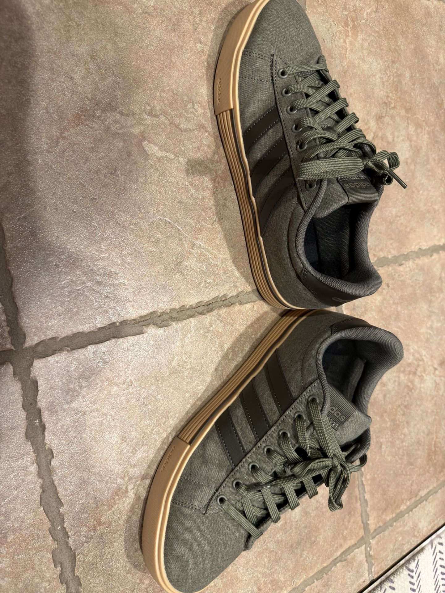 Adidas gym shoe, size 10 Men’s. Worn once 