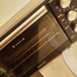 POWERXL 8 IN 1 AIR FRYER GRILL AND MORE (PRICE IS NEGOTIABLE)