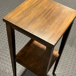 Set of 2 end tables