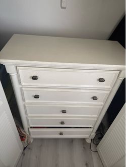 White 5-Drawer Chest Dresser | Solid Wood Legs & Silver Pulls – Great Condition