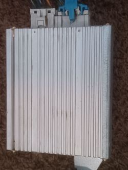 2002 Tahoe Radio Amplifier