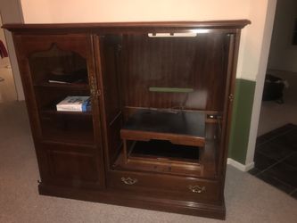 Solid entertainment center for a 32” TV