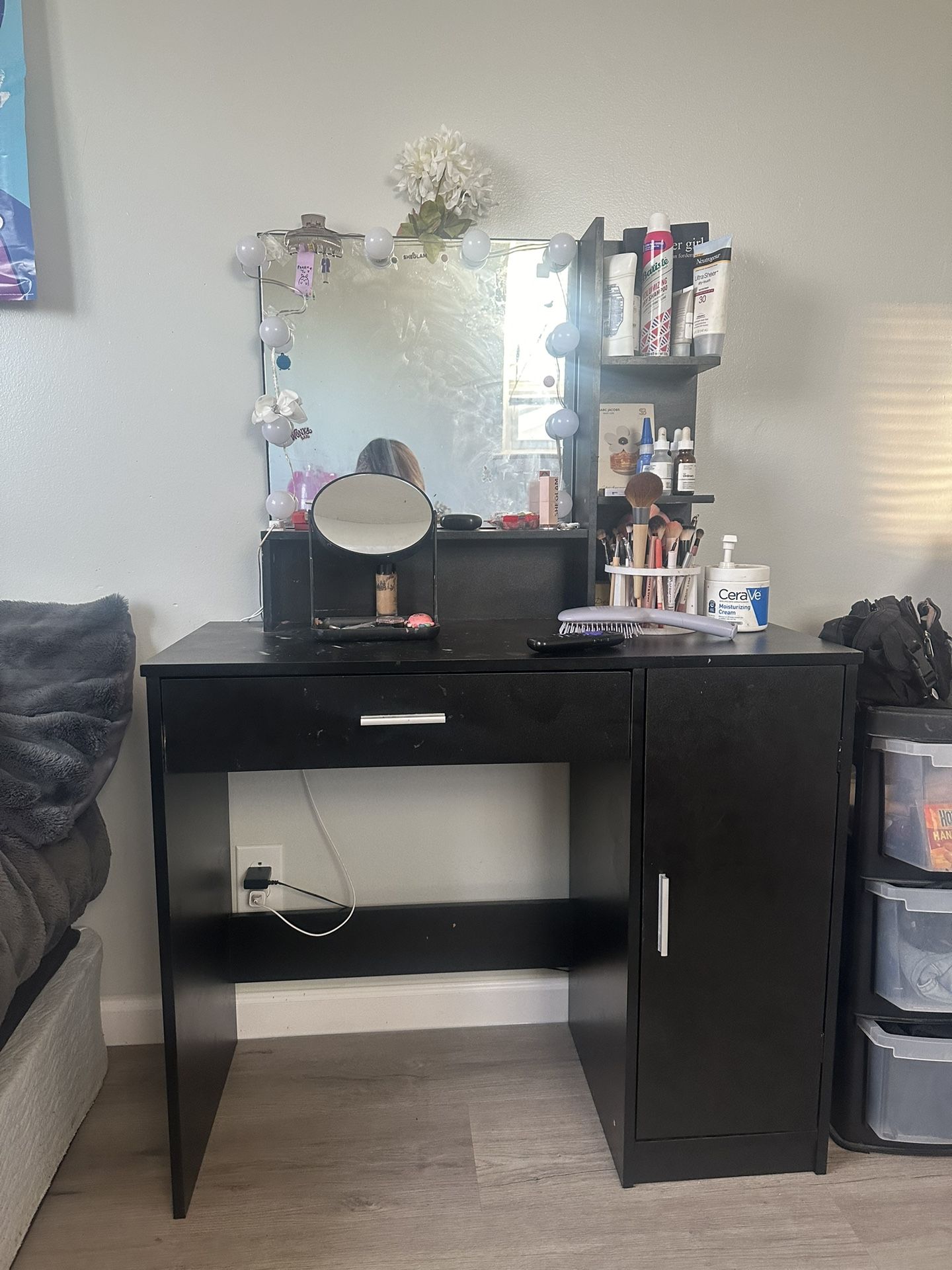 Vanity desk (Without The Lights)