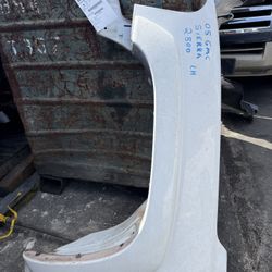  GMC Sierra 2500 Fender Driver Side LH White 2005 stock#11016, w/o fender Flare 1999 to 2005 